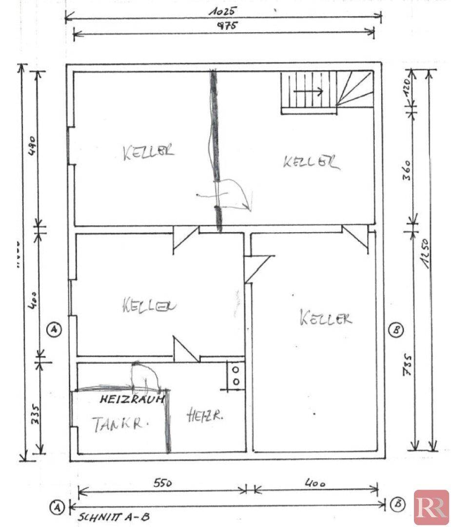 Grundriss des Kellergeschosses mit mehreren Kellerräumen und Heizraum.
