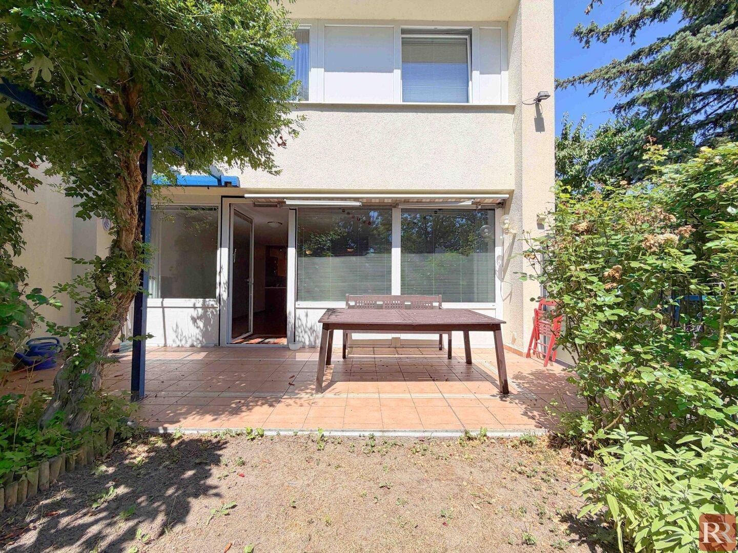Gemütliche Terrasse mit Esstisch und Stühlen, direkt am Haus gelegen.