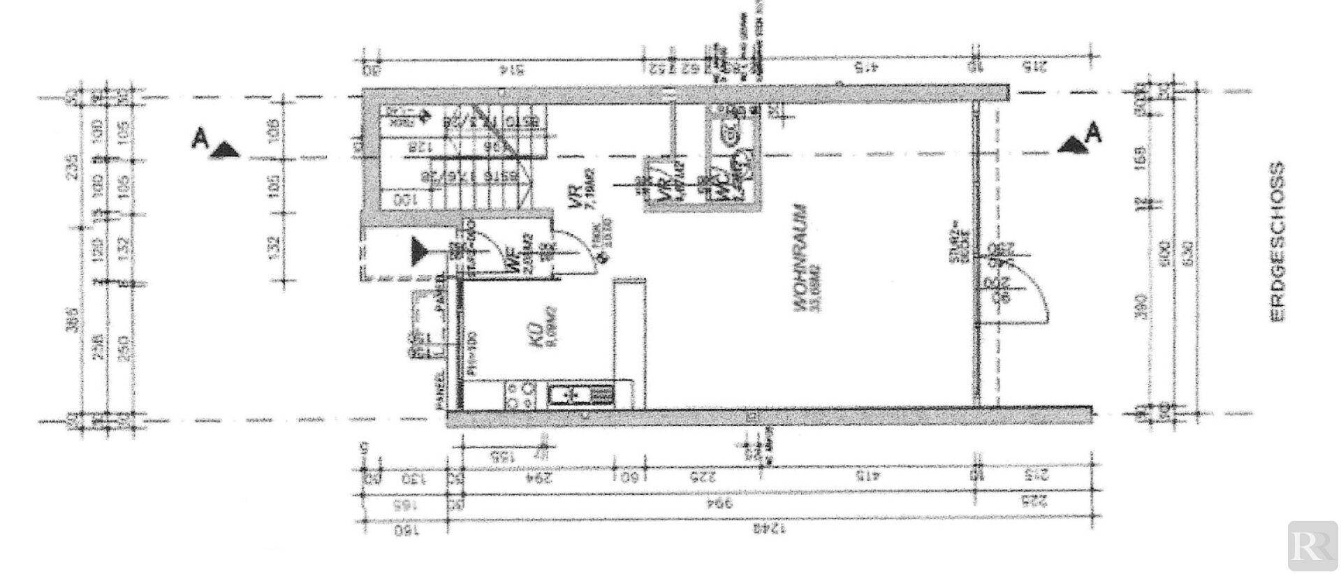 Grundriss des Erdgeschosses mit Wohnraum, Küche und separatem WC.