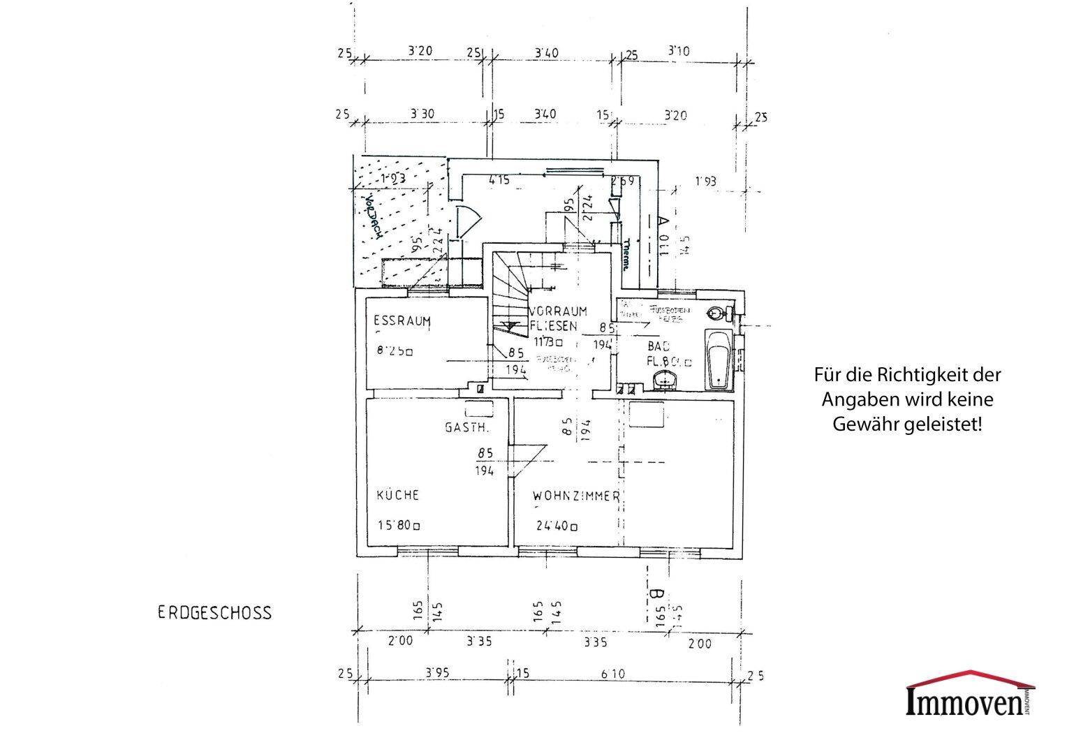 Grundriss des Erdgeschosses mit Wohnzimmer, Küche, Essbereich und Gäste-WC.
