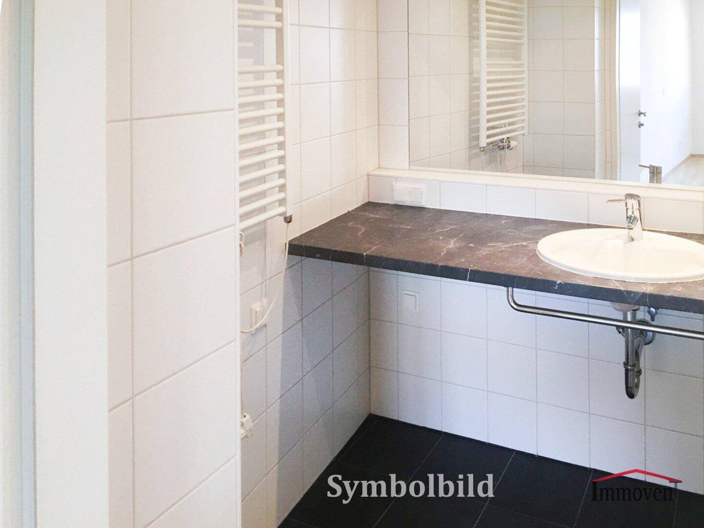 Modernes Badezimmer mit weißen Fliesen, dunklem Boden, Einzelwaschbecken und beheiztem Handtuchhalter.