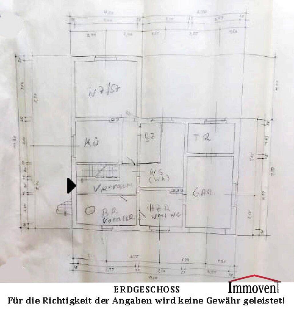 Handgezeichneter Grundriss des Erdgeschosses mit Raumaufteilung und Maßen.