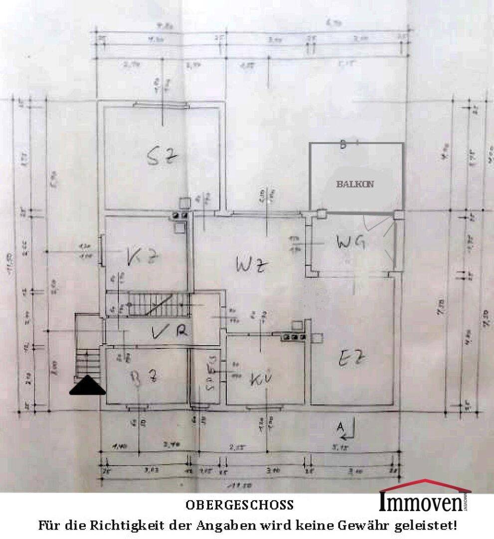Handgezeichneter Grundriss des Obergeschosses mit Schlafzimmern, Wohnzimmer und Balkon.