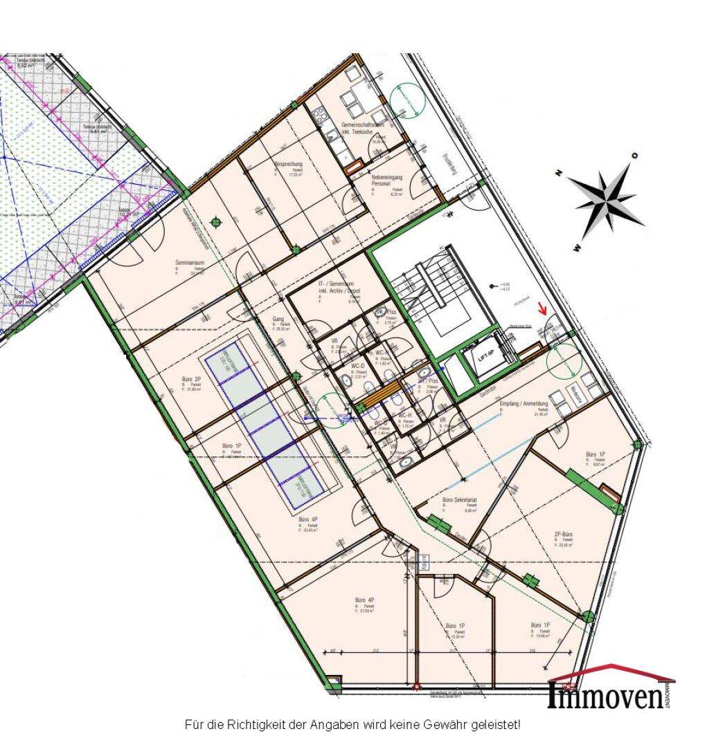 Detaillierter Grundrissplan eines Gebäudes mit mehreren Wohneinheiten und Außenbereichen.