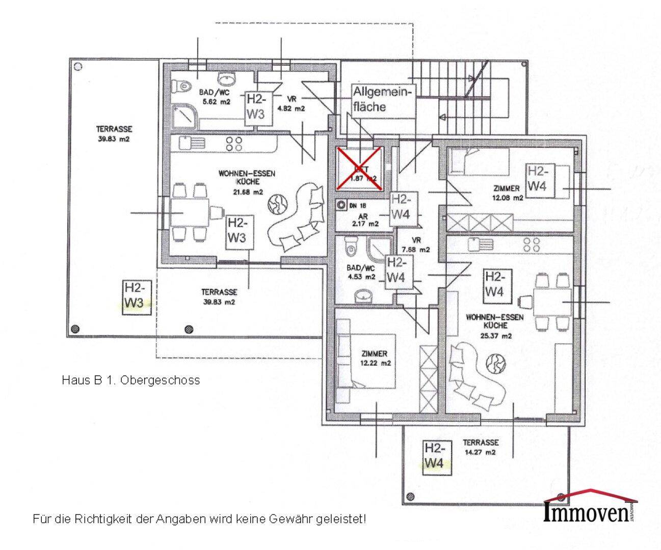 Grundriss des ersten Obergeschosses von Haus B mit Wohn-Essbereich, Zimmern, Bad und Terrassen.