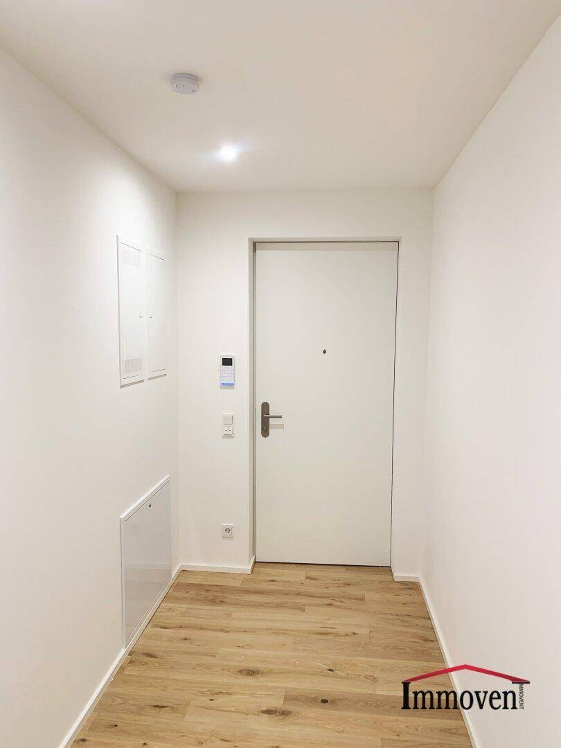 Eingangsbereich der Wohnung mit Sicherheitstür und Gegensprechanlage.
