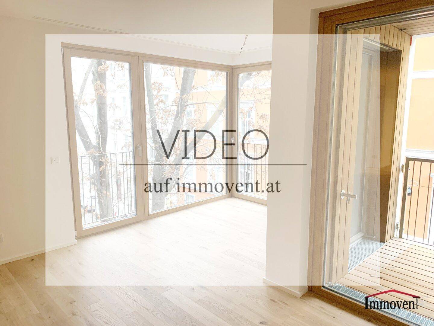 Heller, leerer Raum mit großen Fenstern und Zugang zu einem französischen Balkon, ideal für Wohnzwecke.
