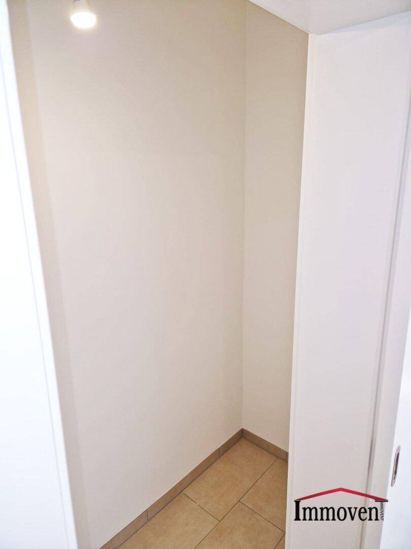 Praktischer Abstellraum mit Fliesenboden, ideal für zusätzlichen Stauraum im Haus.