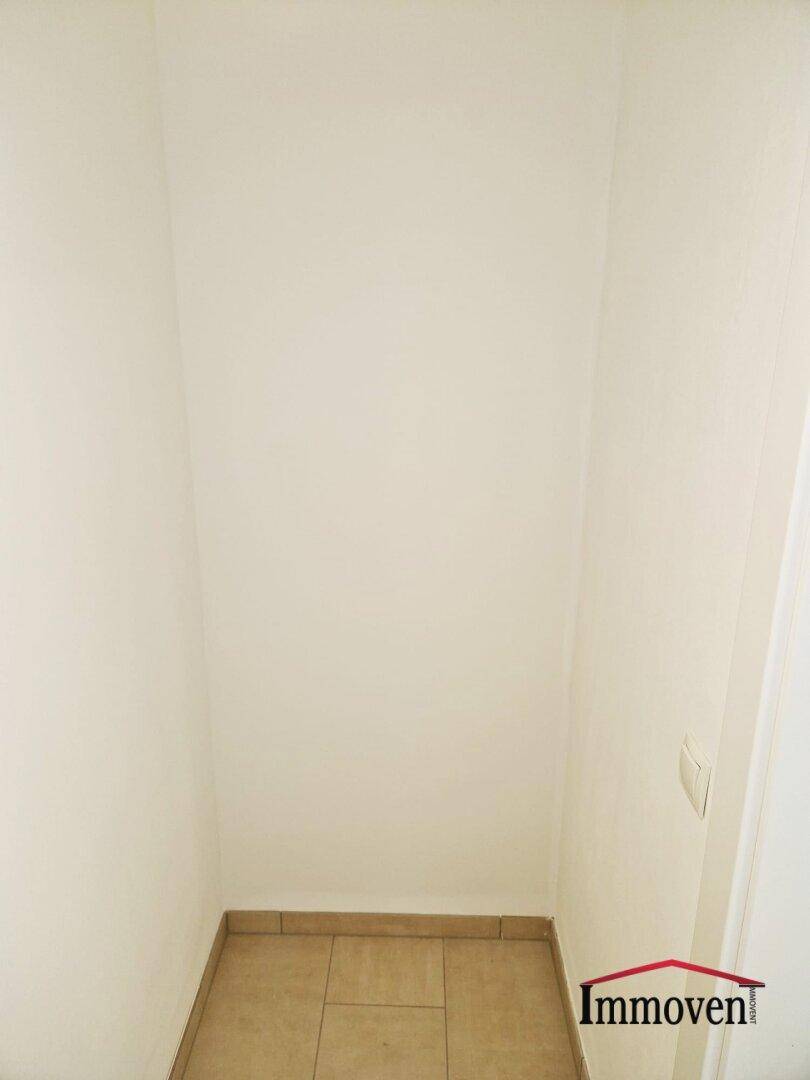 Leerer Abstellraum mit Fliesenboden, ideal für zusätzlichen Stauraum.