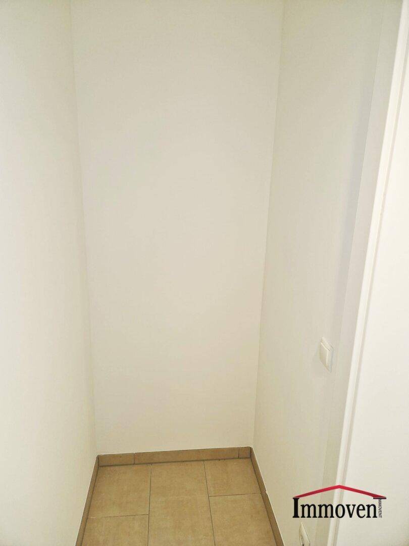 Praktischer Abstellraum mit Fliesenboden und weißen Wänden, ideal für zusätzlichen Stauraum.