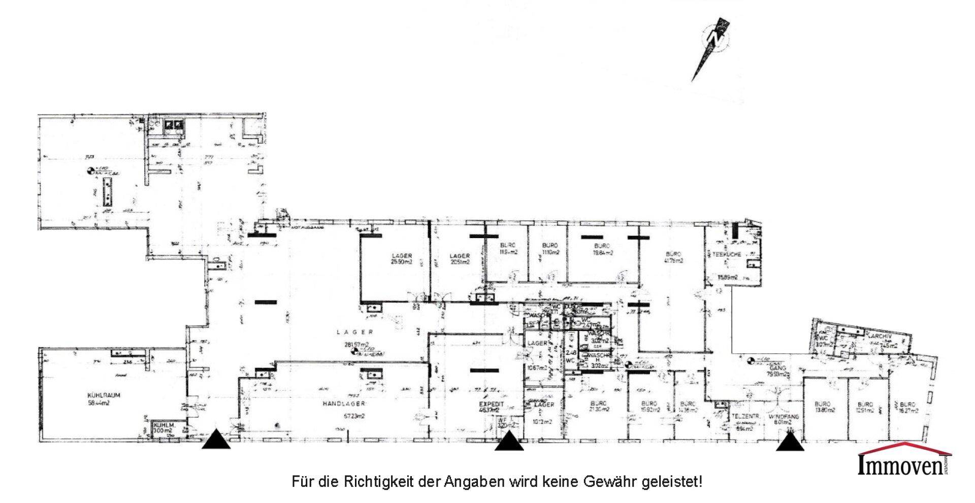 Detaillierter Grundrissplan eines Gebäudes mit verschiedenen Büros und Lagerräumen.