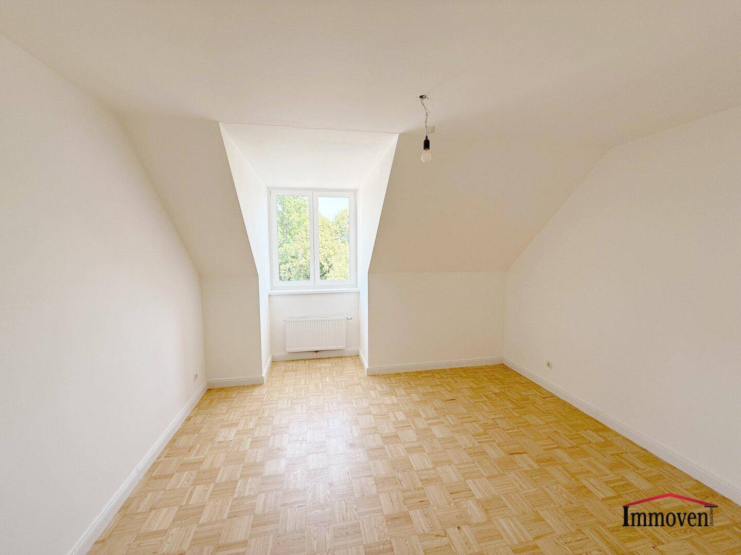 PROVISIONSFREI - SANIERT - ERSTBEZUG: Großzügige und helle 4-Zimmerwohnung im Dachgeschoss mit Eigengarten und zusätzlichen GOODIES! - Ansicht 4