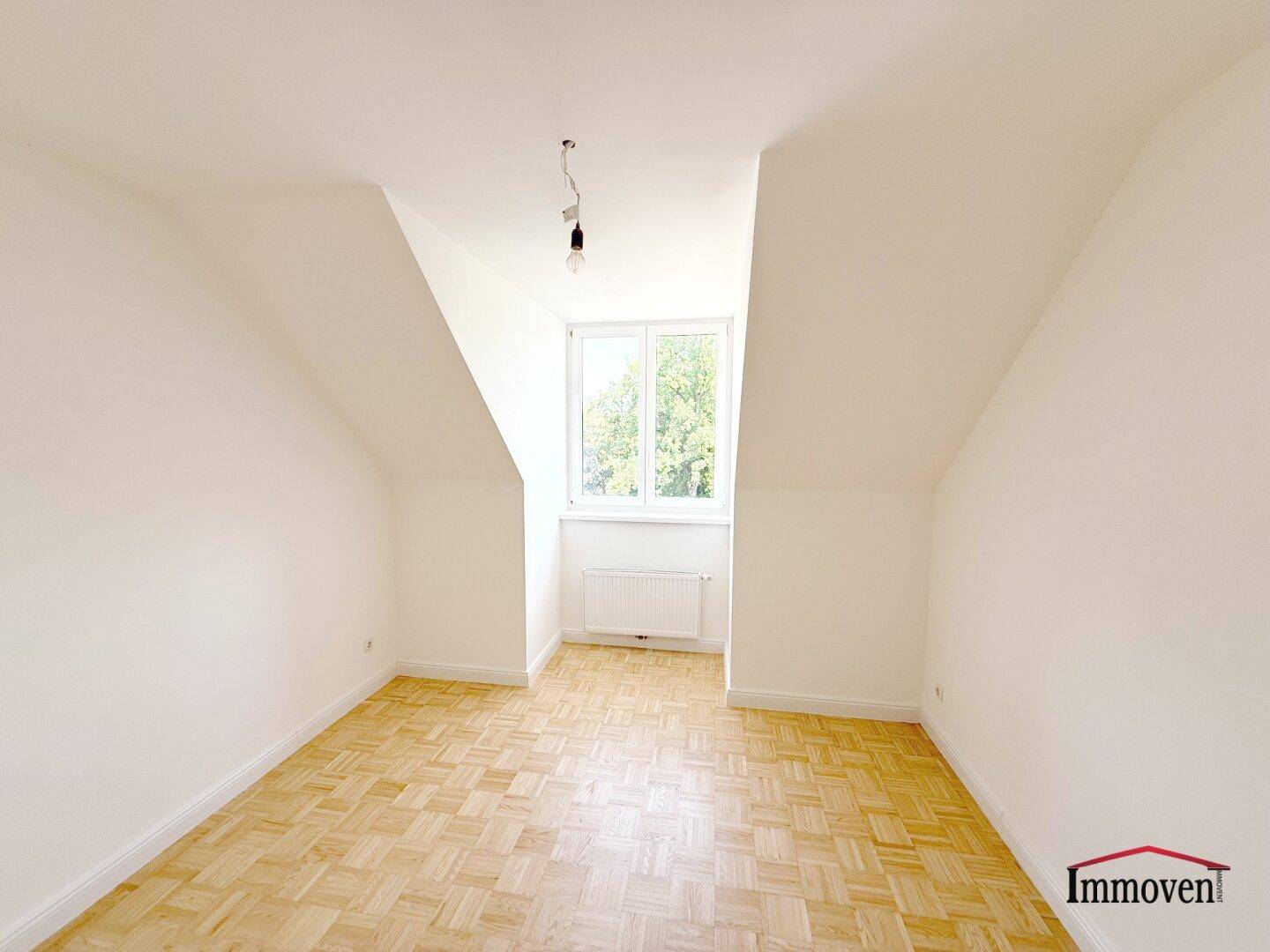 PROVISIONSFREI - SANIERT - ERSTBEZUG: Großzügige und helle 4-Zimmerwohnung im Dachgeschoss mit Eigengarten und zusätzlichen GOODIES! - Ansicht 3