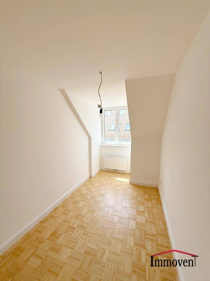 PROVISIONSFREI - SANIERT - ERSTBEZUG: Großzügige und helle 4-Zimmerwohnung im Dachgeschoss mit Eigengarten und zusätzlichen GOODIES! - Ansicht 5
