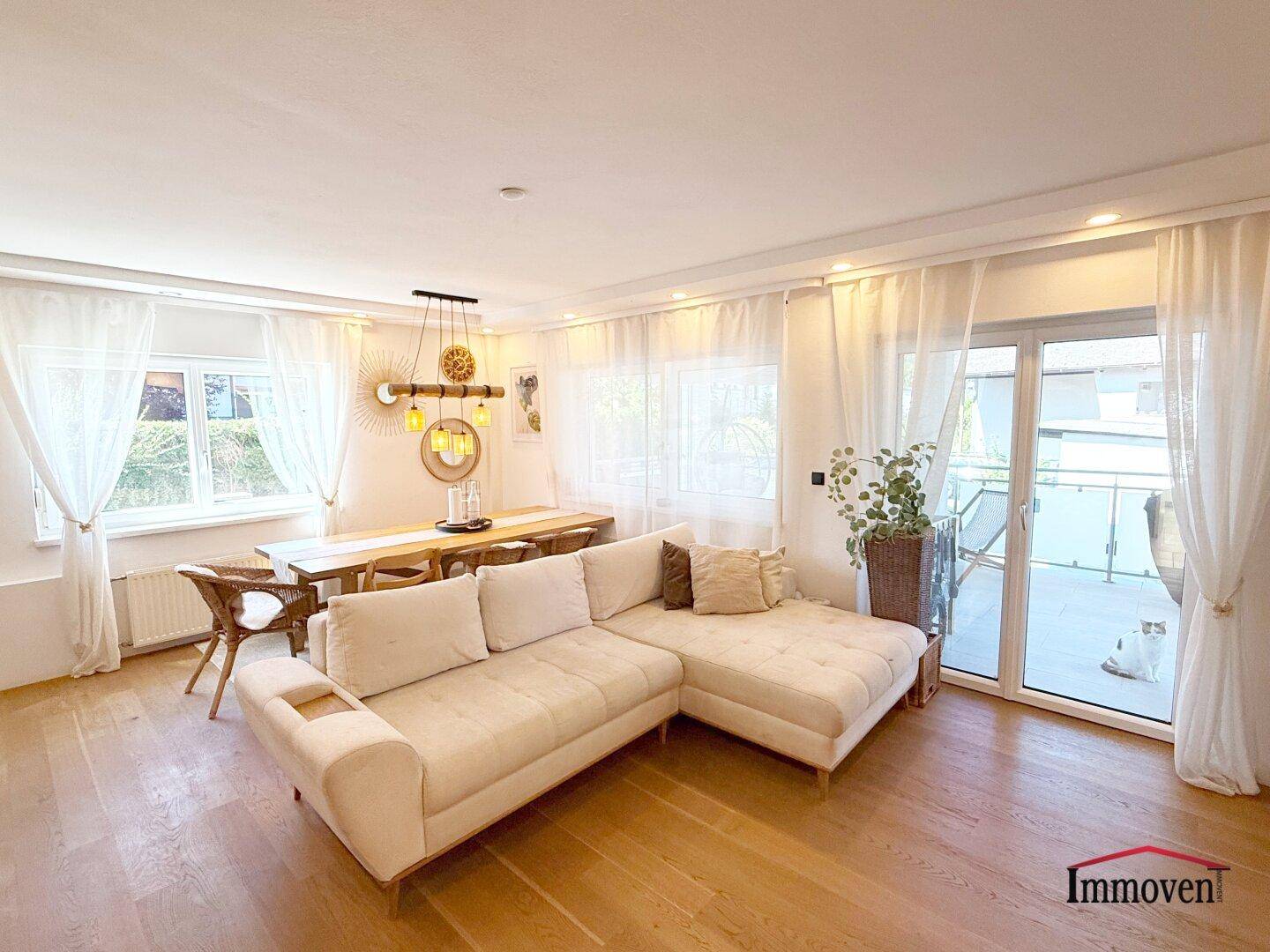 Gemütlicher Wohnbereich mit Sofa, Esstisch und direktem Zugang zum Außenbereich.