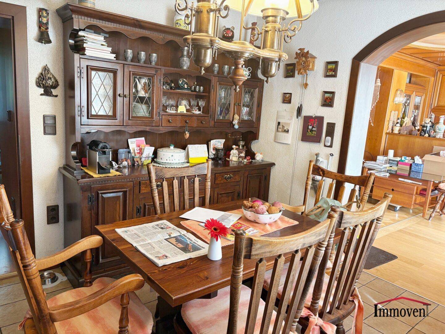 Traditioneller Essbereich mit rustikalen Holzmöbeln, einem großen Buffetschrank und Kronleuchter.