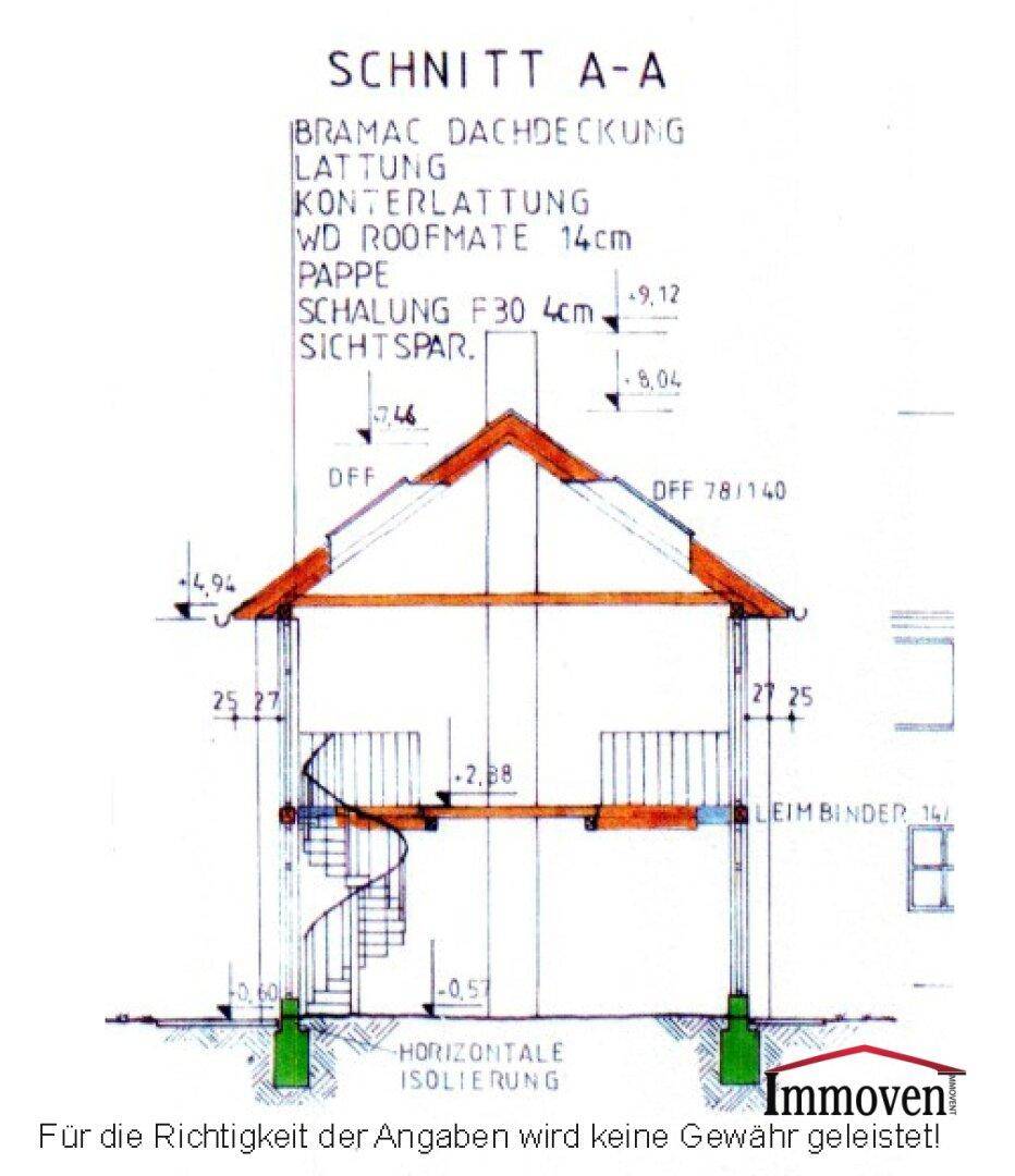 Schnittzeichnung A-A des Gebäudes mit Dachkonstruktion und Wendeltreppe.