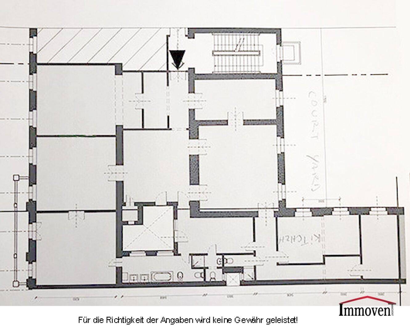 Grundriss einer Etage mit mehreren Räumen, Bad und Küche.