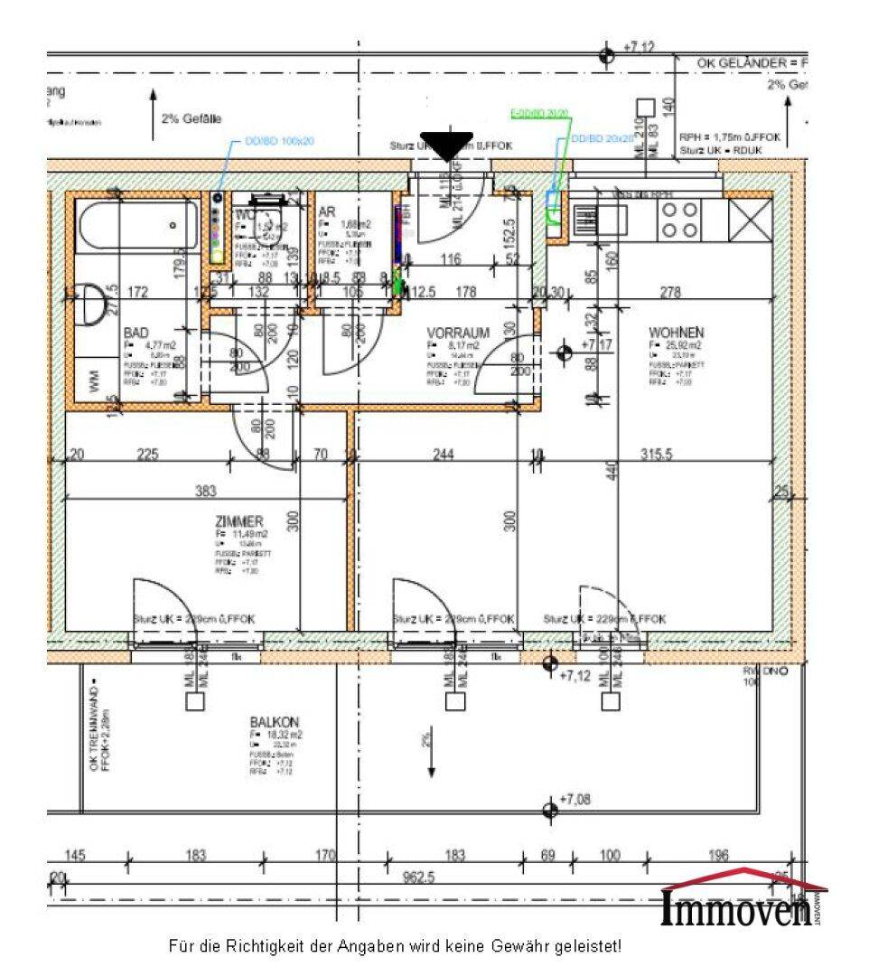 Detaillierter Grundriss einer Wohnung mit Zimmern, Bad und Balkon, inklusive Maßen.