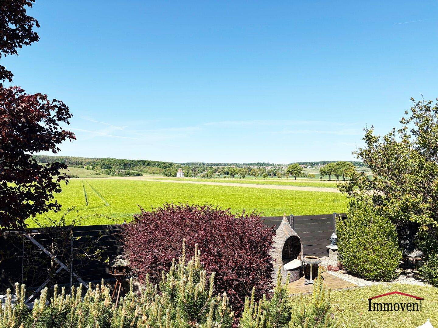 Malerischer Ausblick vom Garten über weite grüne Felder und die idyllische Landschaft.