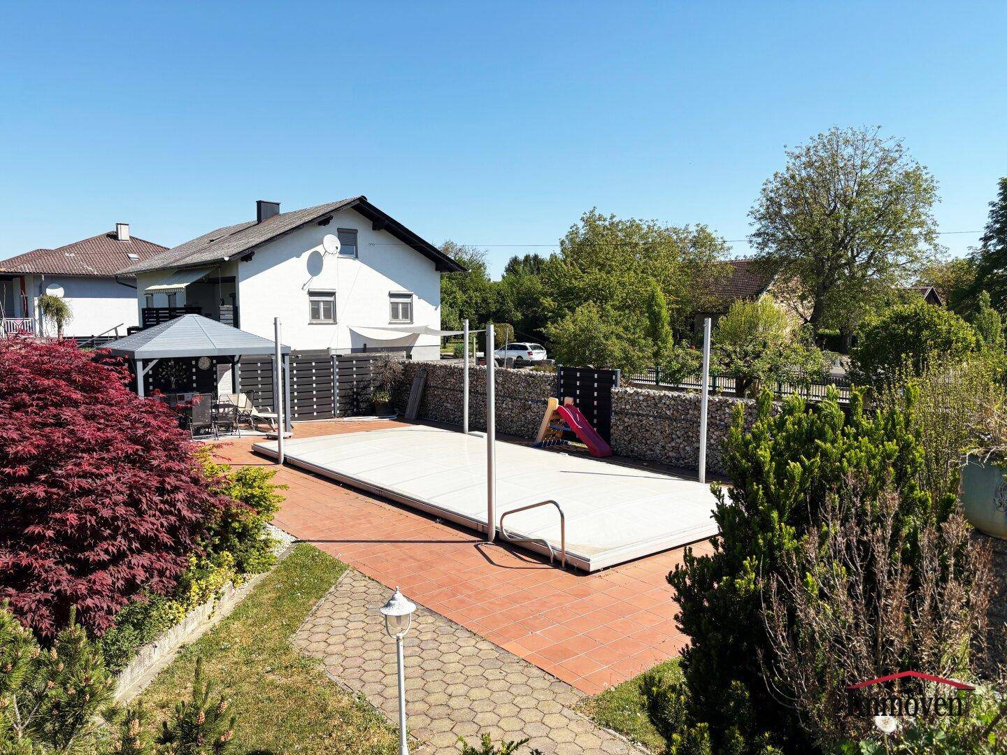 Weitläufiger Garten mit Poolbereich, Terrasse und einem Pavillon für entspannte Stunden im Freien.