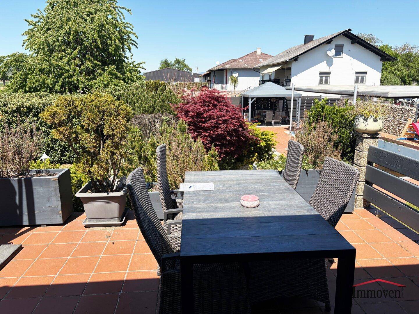 Offene Terrasse mit Gartenmöbeln und weitem Blick auf die Umgebung.