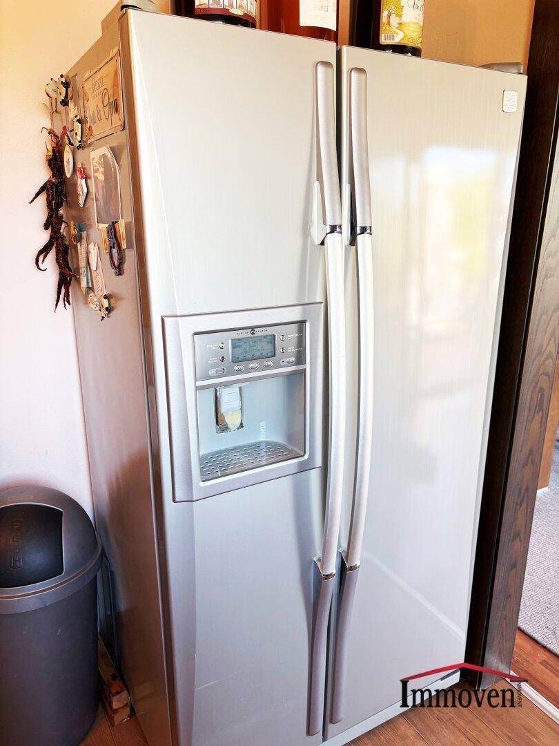 Moderner Side-by-Side-Kühlschrank mit Eiswürfelspender in der Küche.