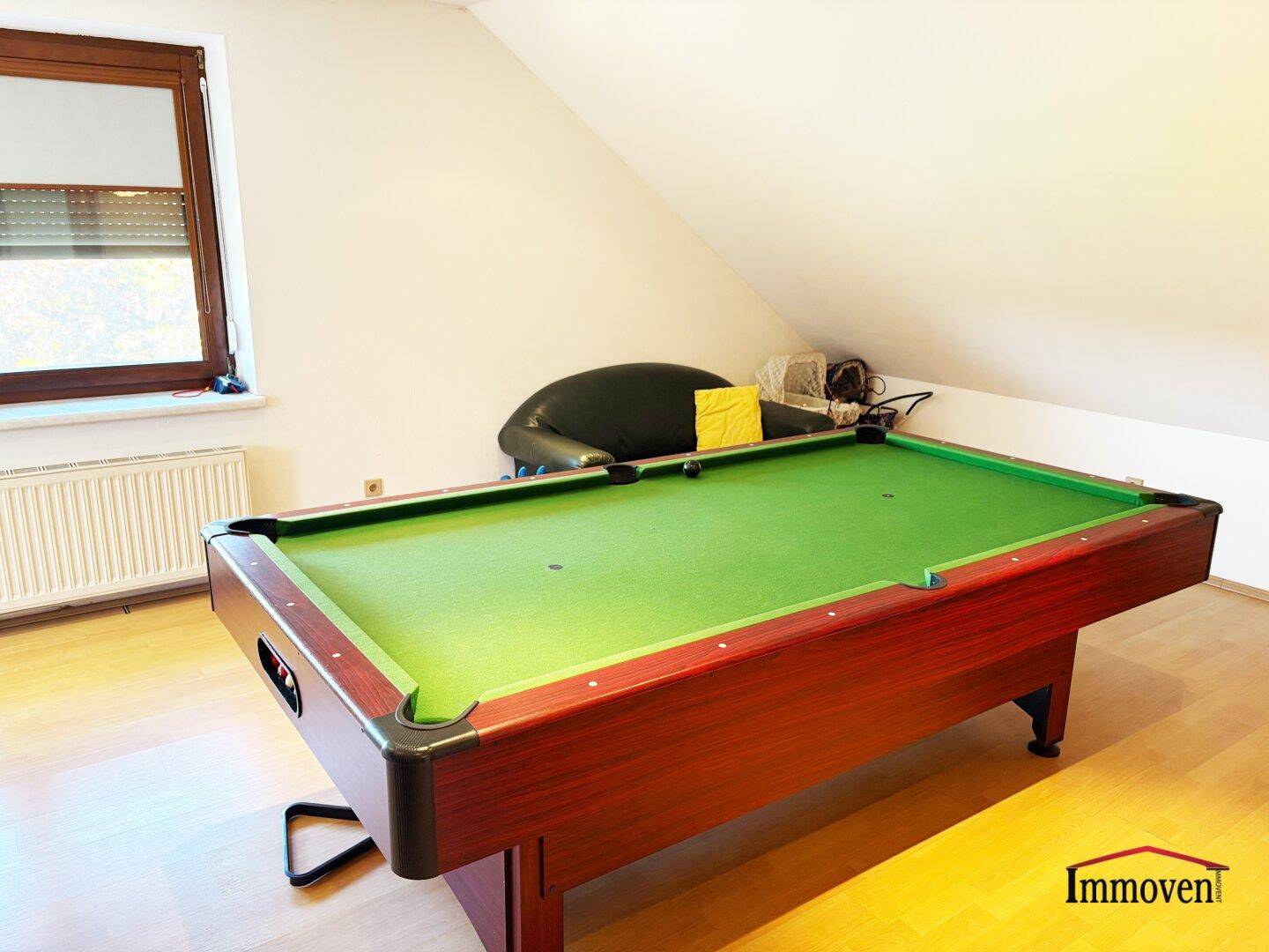 Detailansicht des Billardtisches in einem gemütlichen Dachgeschoss-Spielzimmer.