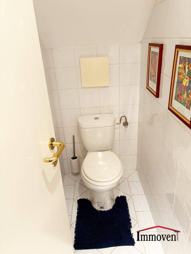Separate Toilette im Dachgeschoss mit WC und schräger Decke.