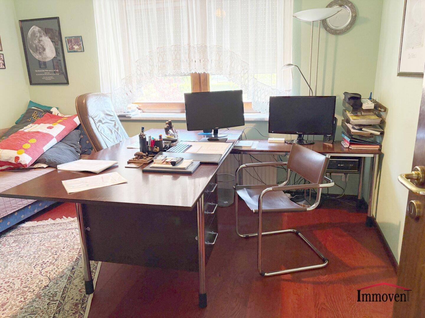 Funktionales Arbeitszimmer mit Schreibtischen, Bürostühlen und Fenster.