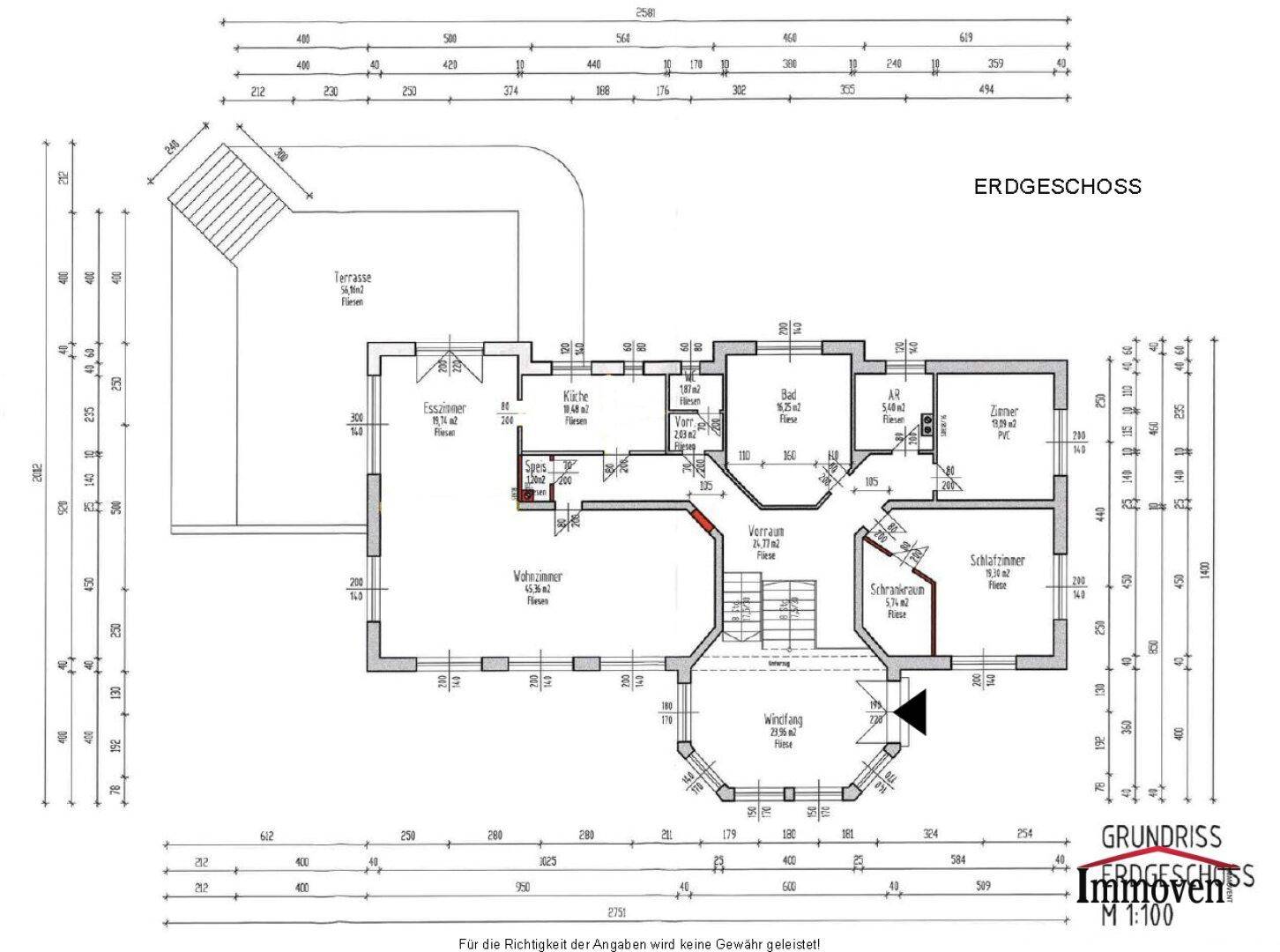Grundriss des Erdgeschosses mit Wohnzimmer, Küche, Bad und Zugang zur Terrasse.
