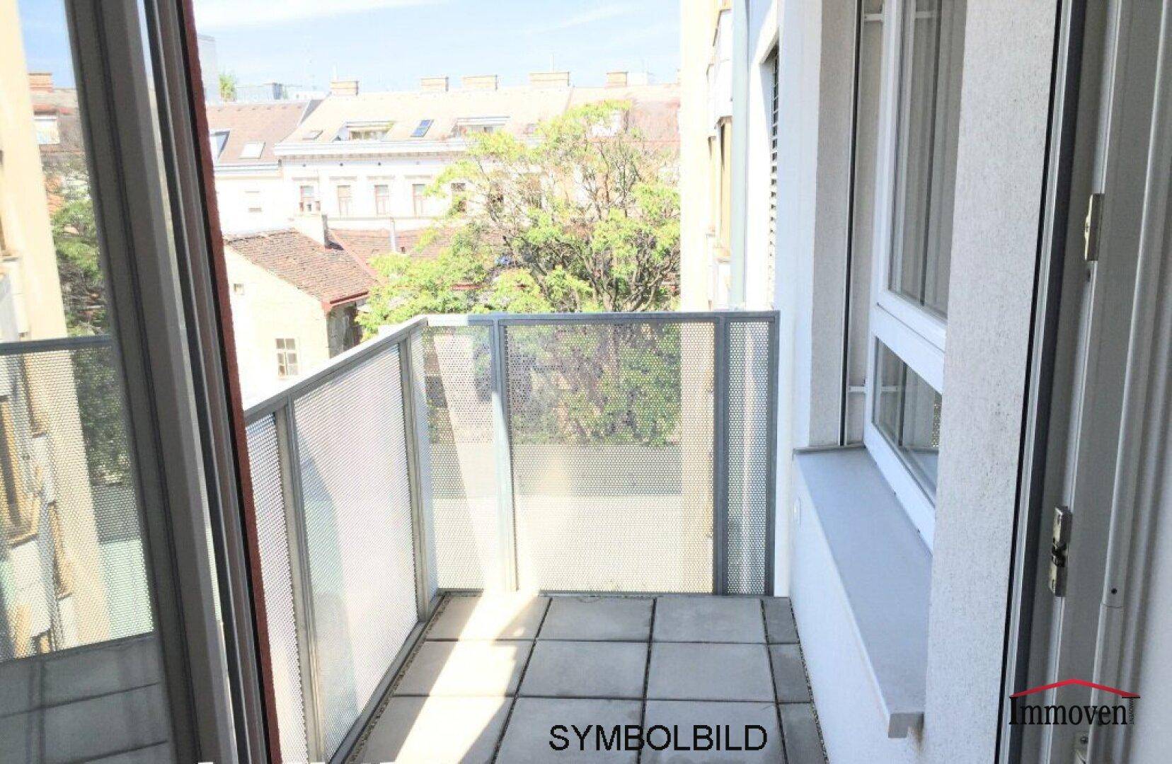 Heller Balkon mit Fliesenboden und Metallgeländer, bietet einen Blick auf die Umgebung.
