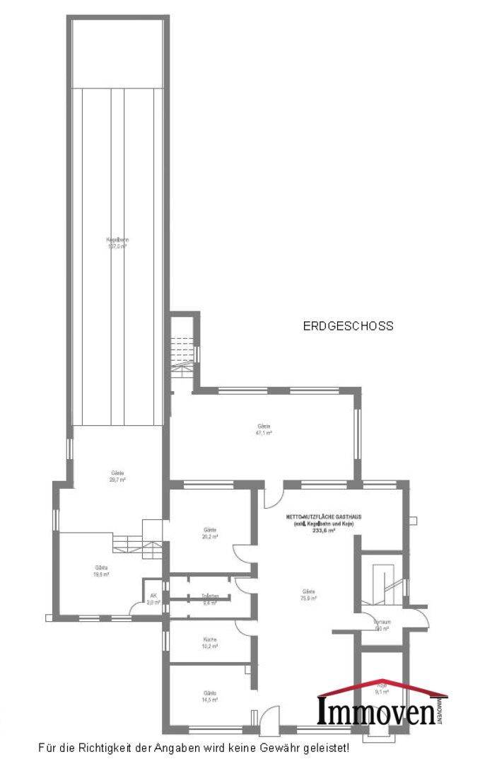 Grundriss des Erdgeschosses mit verschiedenen Räumen, darunter Bereiche für Gäste und Nutzflächen.