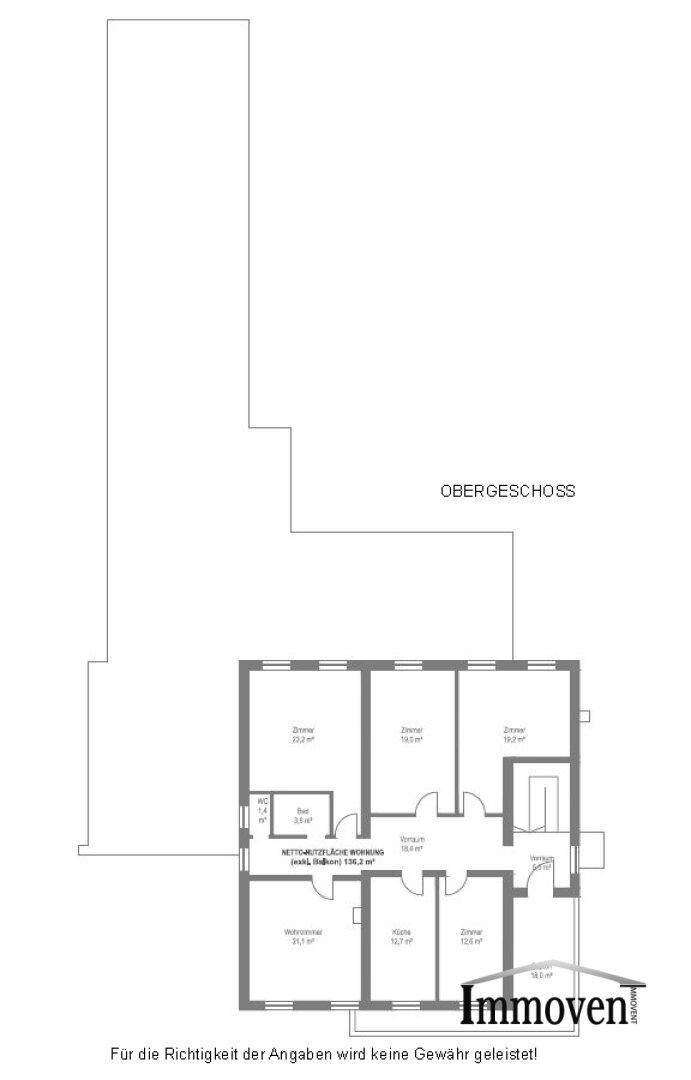 Grundriss des Obergeschosses mit Wohnräumen, Küche, Bad und einem Balkon.