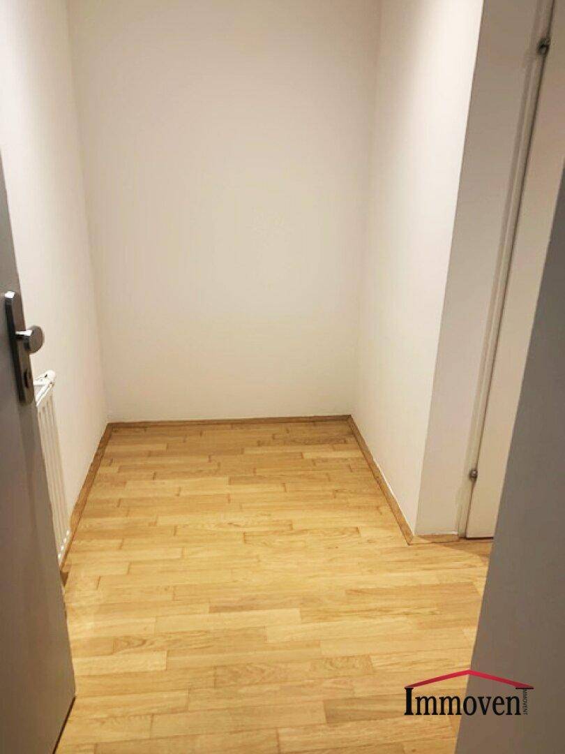 Weiterer praktischer Abstellraum mit Parkettboden, bietet zusätzlichen Platz für Haushaltsgegenstände.