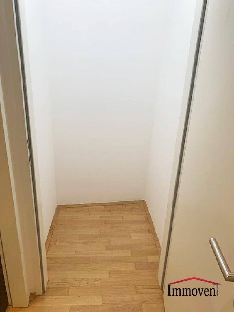Praktischer Abstellraum mit Parkettboden, ideal für zusätzlichen Stauraum im Apartment.
