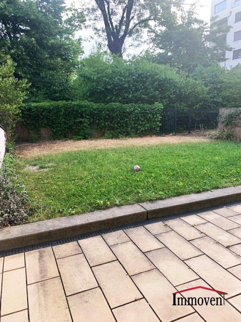 Kleiner privater Gartenbereich mit Rasenfläche und Hecken, direkt an die Terrasse angrenzend.