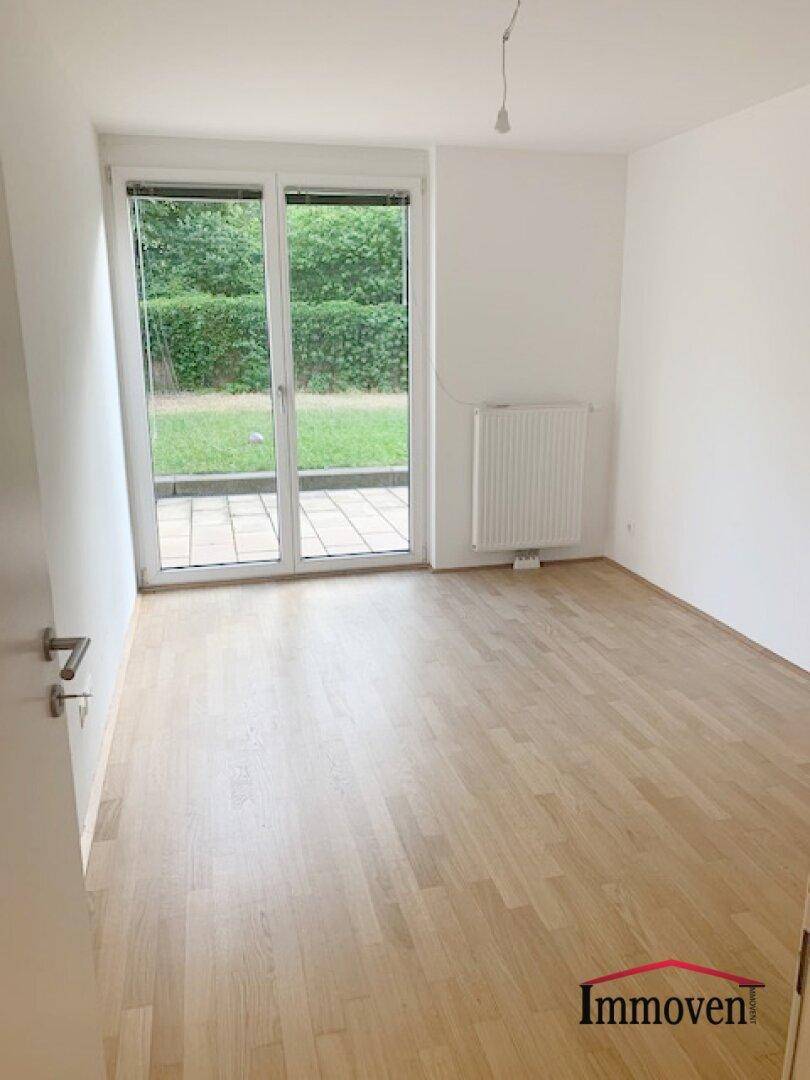 Freundliches Zimmer mit Parkett und Blick ins Grüne, ideal als Schlaf- oder Kinderzimmer.