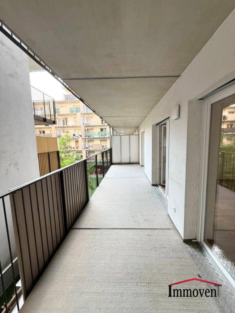 Langer, schmaler Balkon mit Betonboden und Metallgeländer, bietet Platz im Freien.