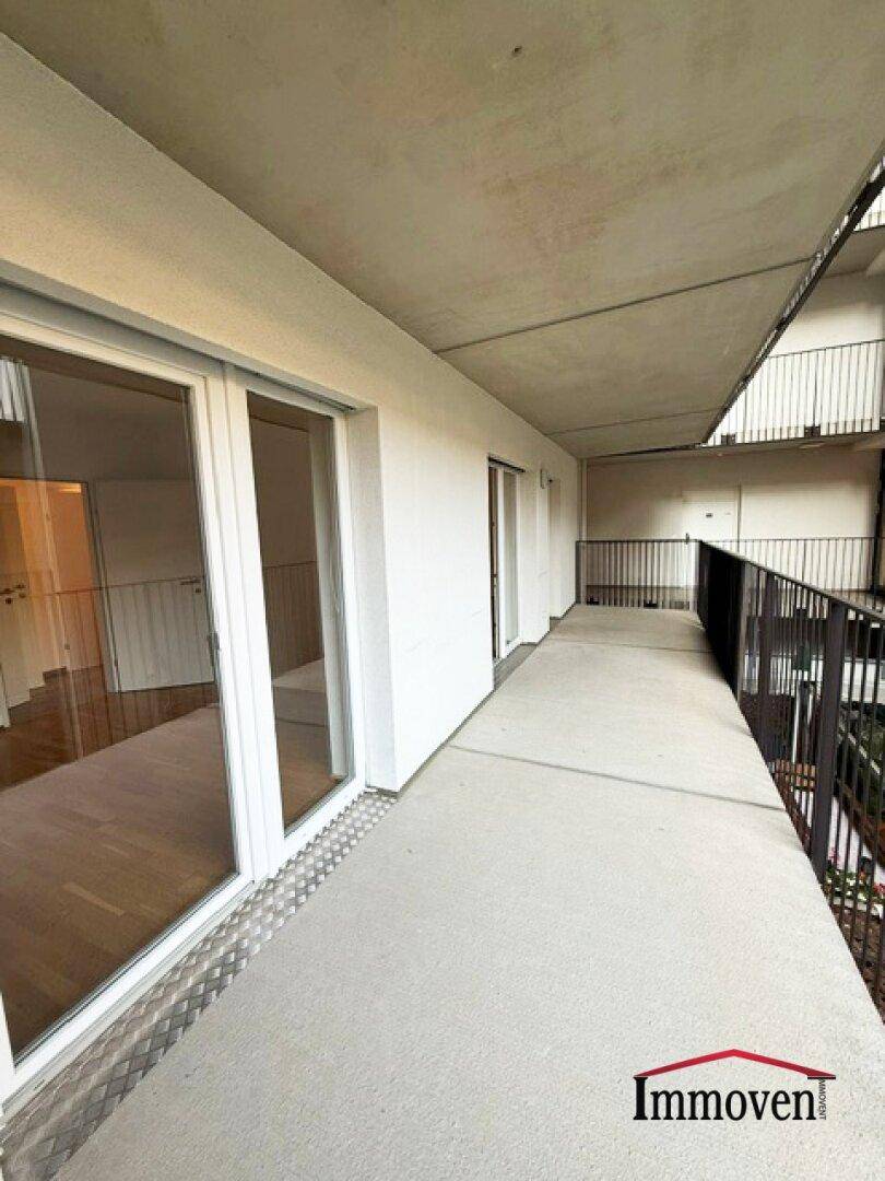 Geräumiger Balkon mit Zugang zu den Innenräumen, ideal für Entspannung im Freien.