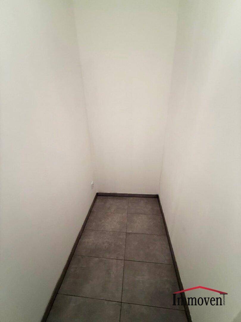 Praktischer Abstellraum mit Fliesenboden, ideal für zusätzlichen Stauraum im Haushalt.