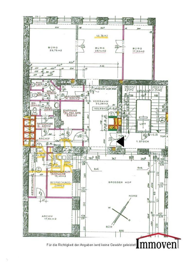 Detaillierter Grundriss mit Büros, Empfangsbereich, Archiv und Besprechungszimmer, inklusive Aufzug.