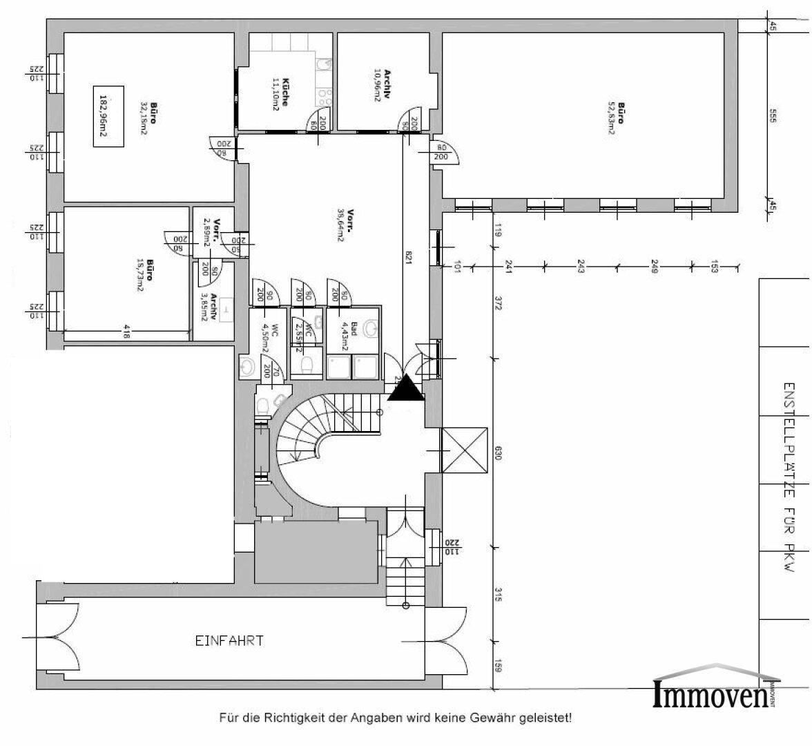 Detaillierter Grundrissplan mit mehreren Büroräumen, Küche, Bad, separatem WC und einer eleganten Wendeltreppe. Parkplätze sind ebenfalls eingezeichnet.