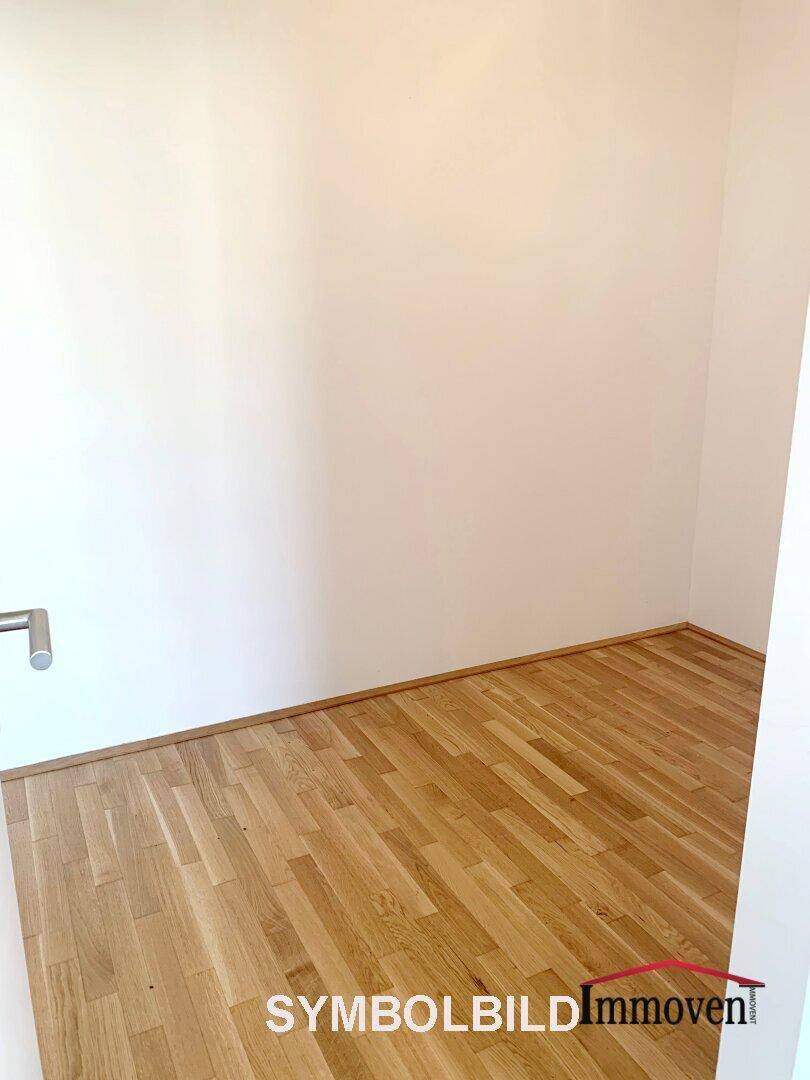 Kleiner, leerer Raum mit Parkettboden und weißen Wänden, ideal als Abstellraum.