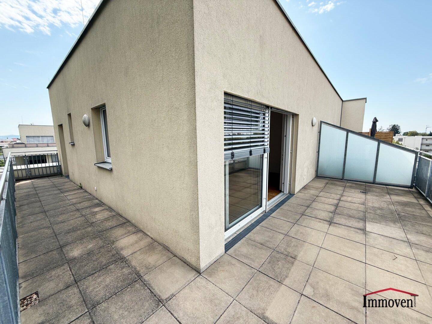 Geräumige Terrasse mit Fliesenboden und direktem Zugang zum Innenbereich des Gebäudes.