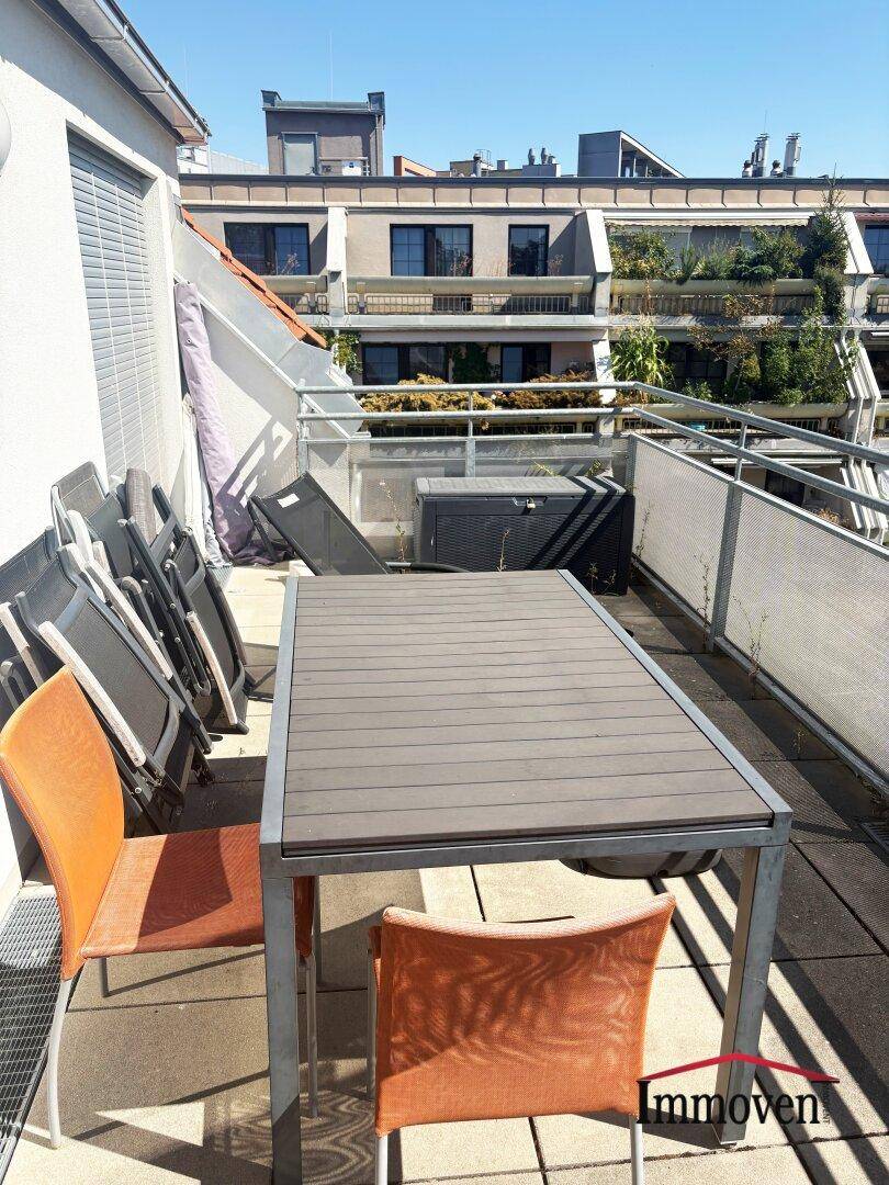 Möblierter Balkon mit Esstisch und Stühlen, ideal für entspannte Stunden im Freien.