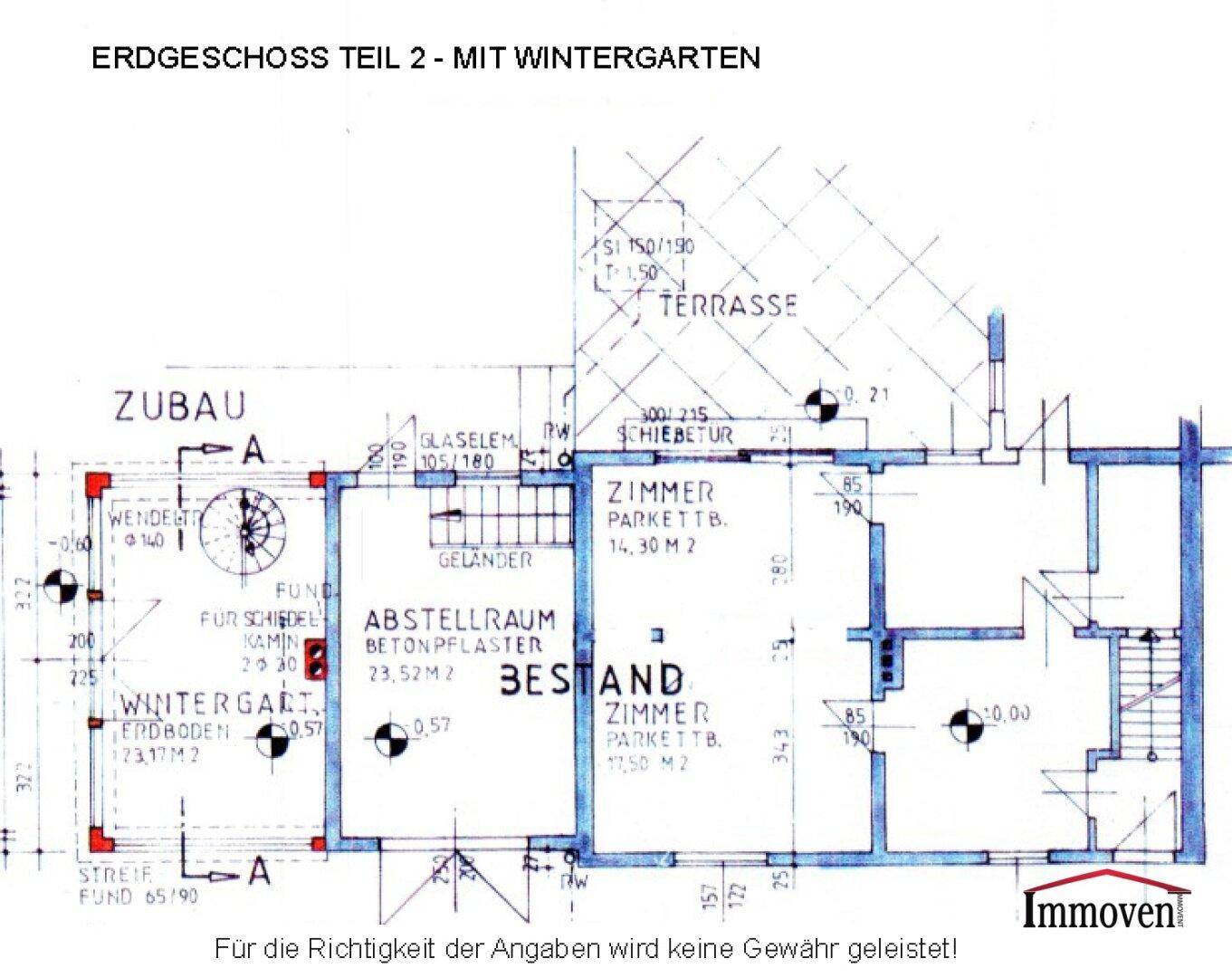 Grundriss des Erdgeschosses mit Anbau, Wintergarten, Terrasse und Kamin im Zimmer.