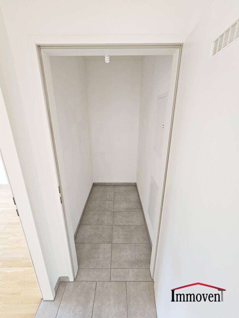 Praktischer Abstellraum mit Fliesenboden, ideal für zusätzlichen Stauraum im Haushalt.