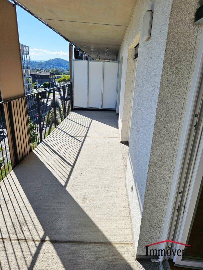 Langer Balkon mit ausreichend Platz für Sitzgelegenheiten, ideal zum Entspannen im Freien.