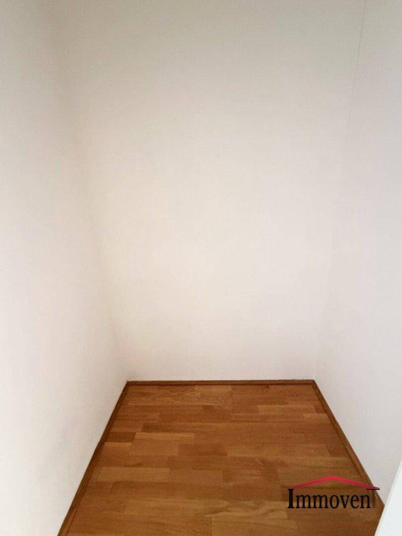 Kleiner, leerer Eckbereich mit Parkettboden, ideal als Abstellfläche oder Nische nutzbar.